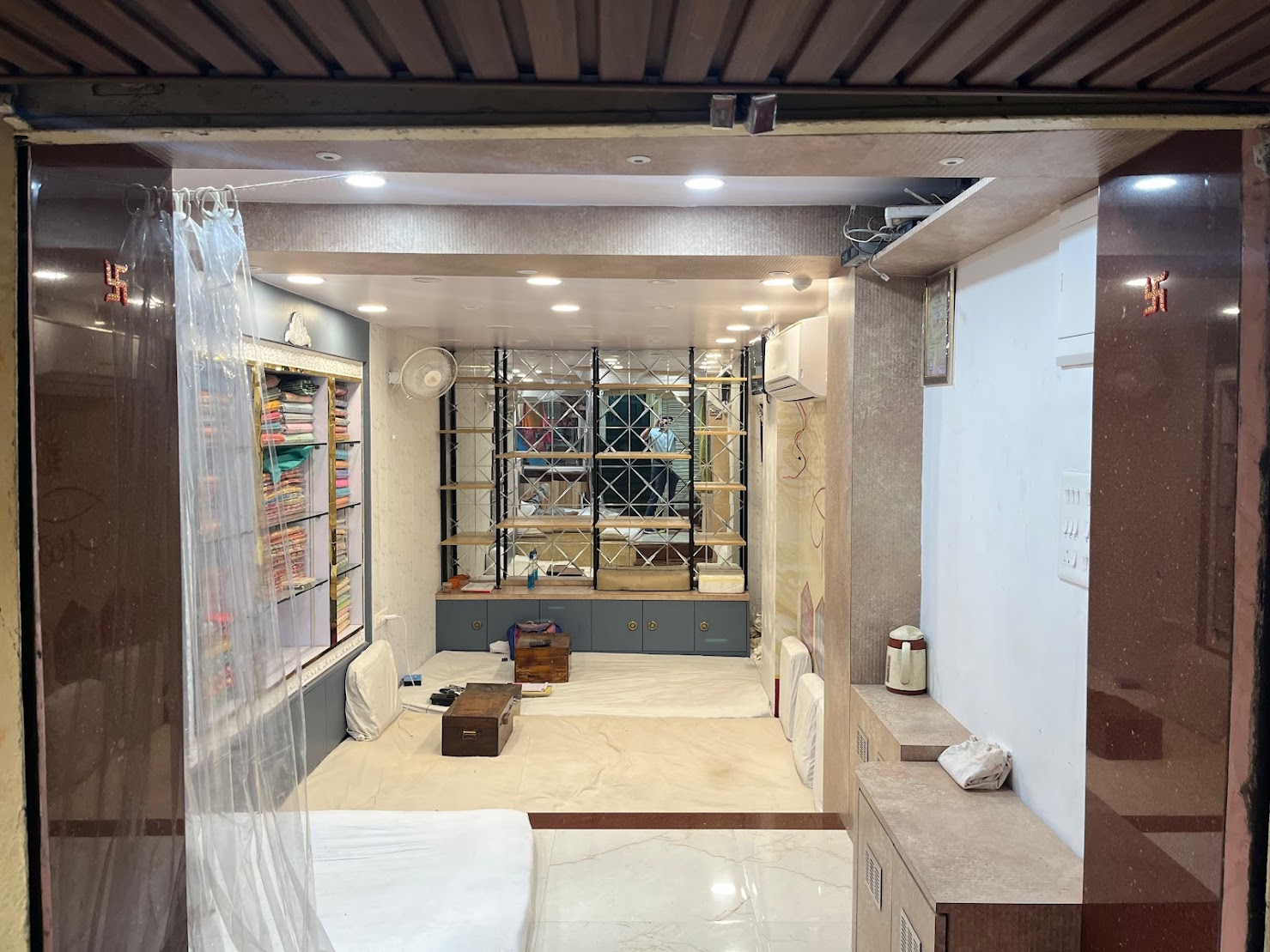 Authentic Banarasi Saree Shop in Varanasi - Shri Geeta Sarees Interior